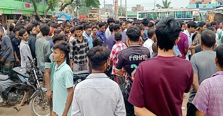 শিক্ষার্থীদের সড়ক অবরোধ